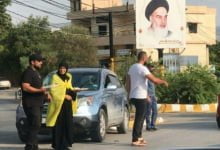 مادر رزمنده شهید حزب‌الله در حال پخش شیرینی+تصاویر