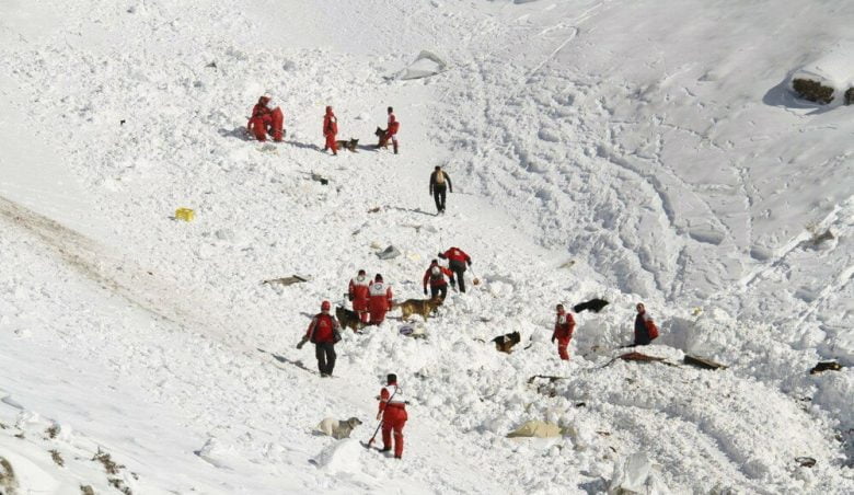 نجات جان کوهنورد ۲۸ ساله توسط تیم امداد هوایی هلال احمر