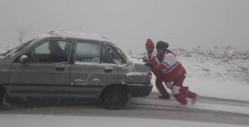 امدادرسانی هلال احمر به بیش از ۴۵۰۰ نفر در حوادث جوی/ رهاسازی ۱۴۹ خودرو از برف