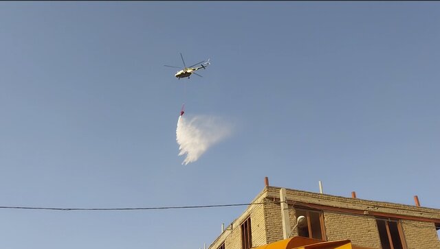 آتش‌سوزی گسترده ۳ کارخانه در جاده دماوند/ استفاده از بالگرد آب‌رسان برای اطفاء حریق