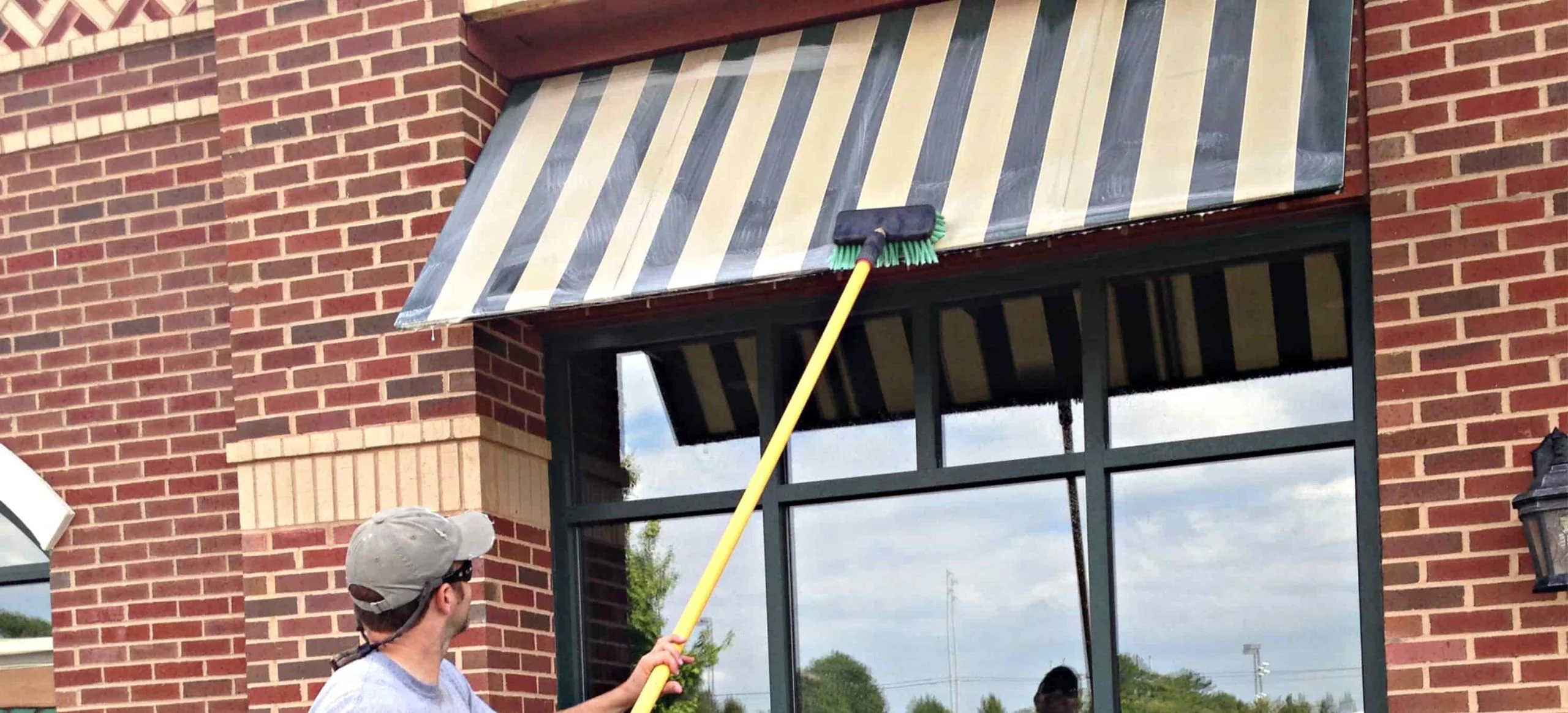 How to clean bird droppings on the awning of the shop