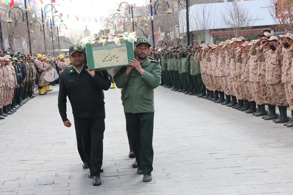 پیکر مطهر شهید مدافع حرم در ساوه تشییع شد